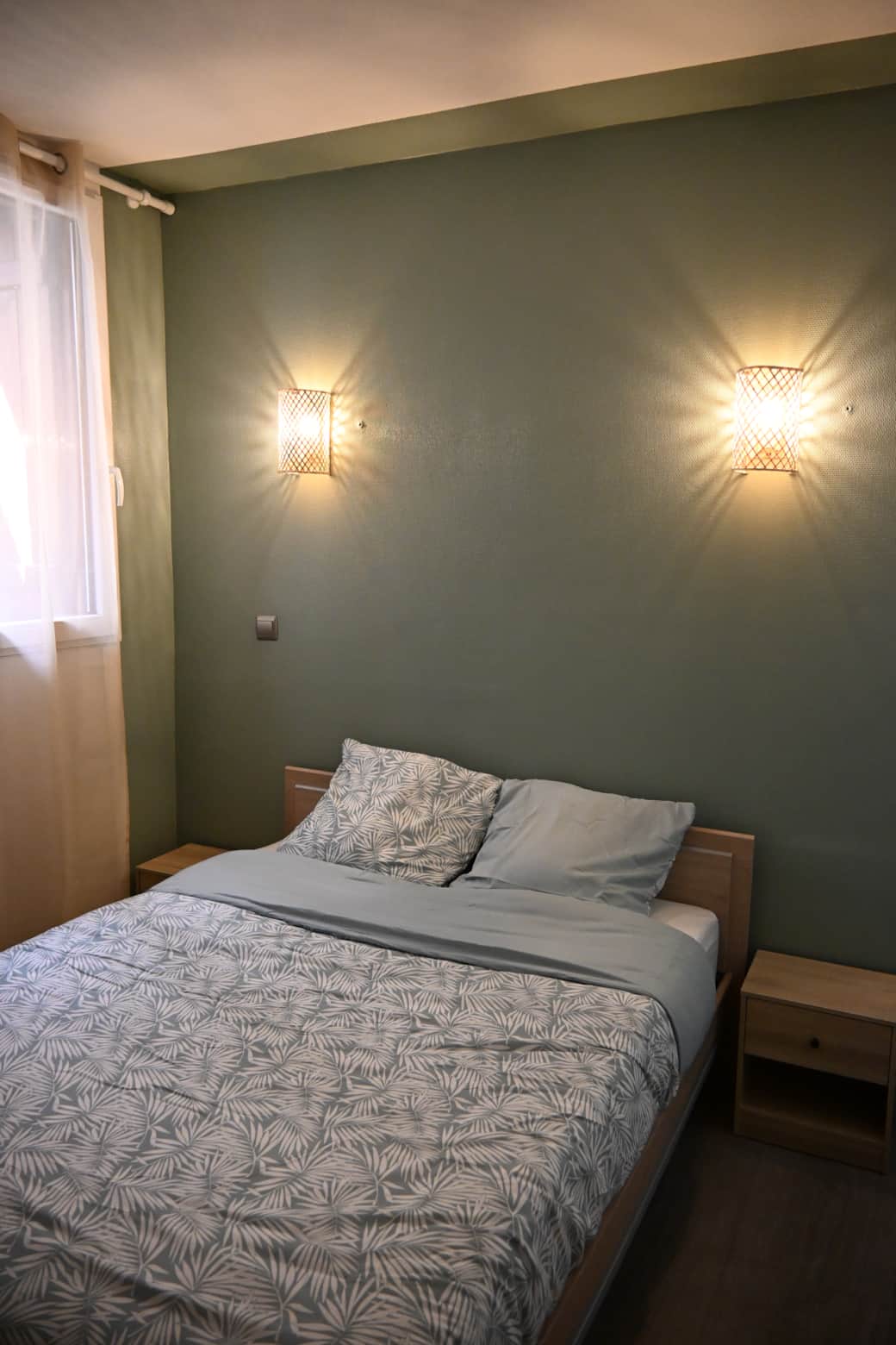 Chambre cosy avec lit double, ambiance chaleureuse et décoration épurée.