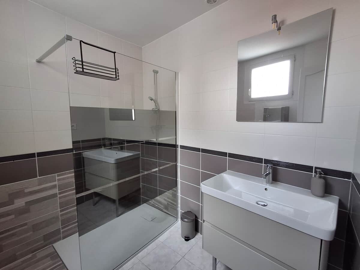 Salle de bain entièrement rénovée équipée d'un sèche serviette.