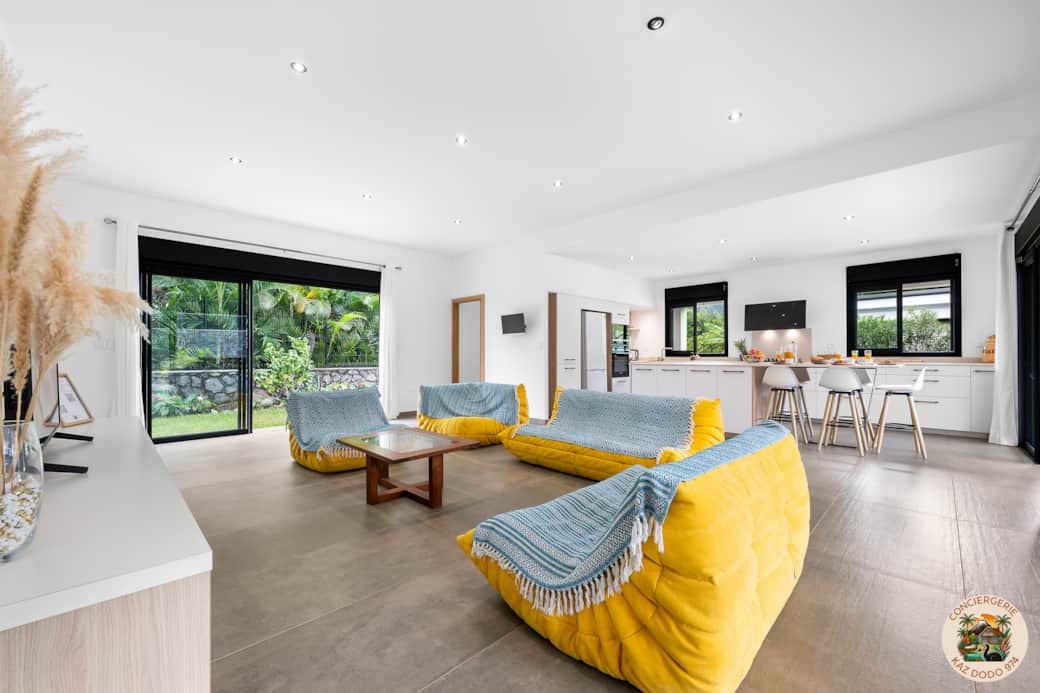 Grand salon ouvert et lumineux, traversant pour rester au frais et passez de bon moment en famille o