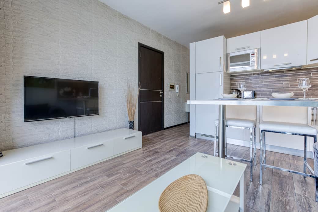 Bright open-plan studio with fully equipped kitchenette and dining space