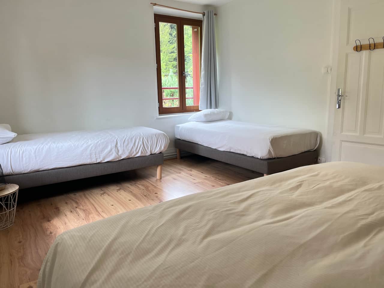 Chambre 1 - lit king size + 2 simples