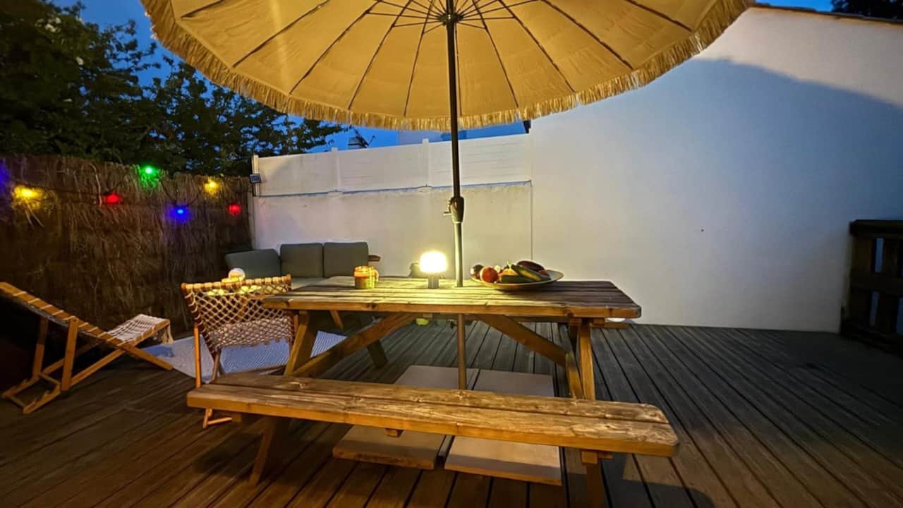 Table de pique-nique sous le parasol