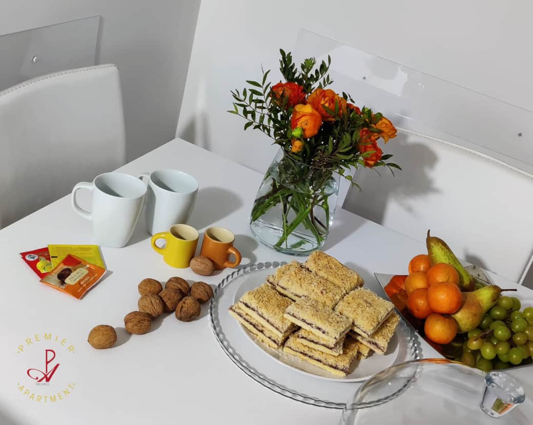 Comedor con comida de bienvenida.