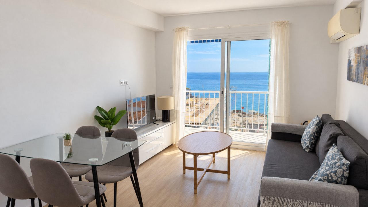 salón con vistas al mar apartamento en el centro de nerja