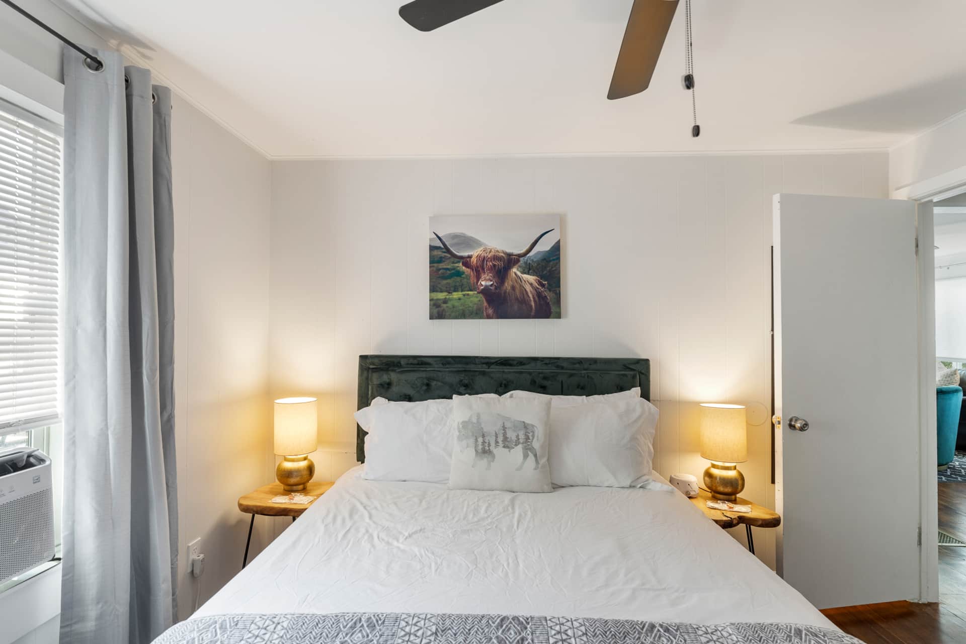 Emerald City Bungalow dining area