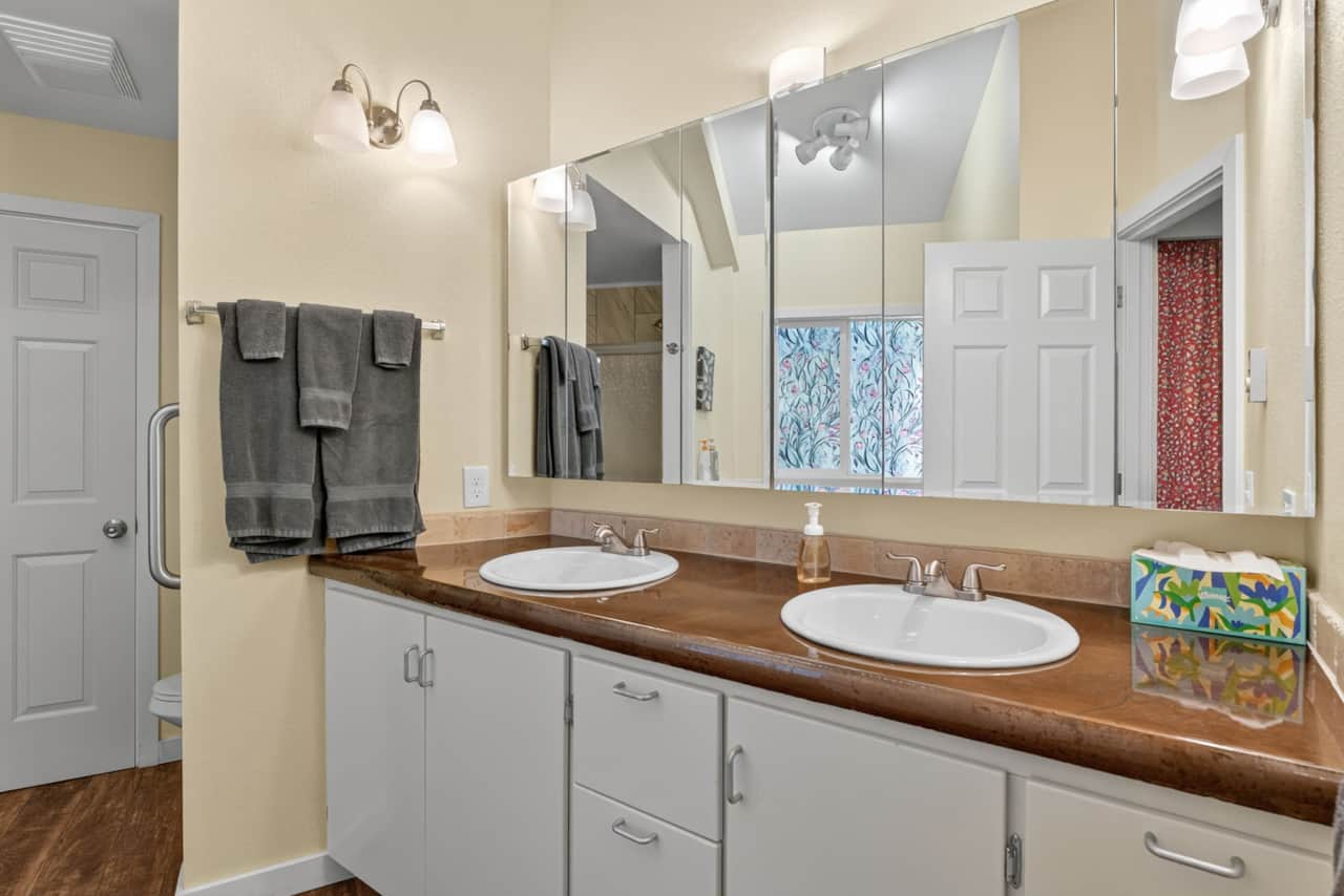 Bathroom next to Upper bunk room.jpg
