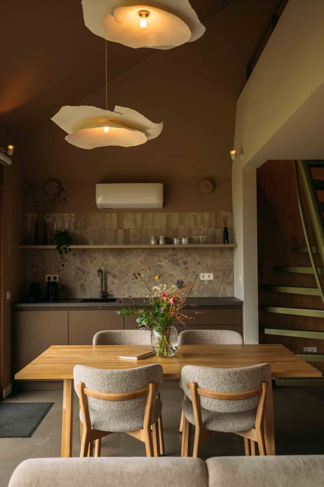 Keuken met vaatwasser en koelkast