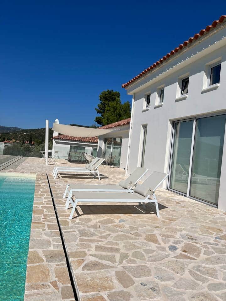 A sunlit pool terrace lined with elegant loungers stretches along the façade. The living room & a bedroom with its dressing room open onto this serene space, while small openings from the loft also overlook the terrace, filling it with light & calm.