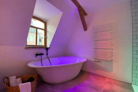 Offener Badbereich mit gemütlichen Ambiente zum Baden