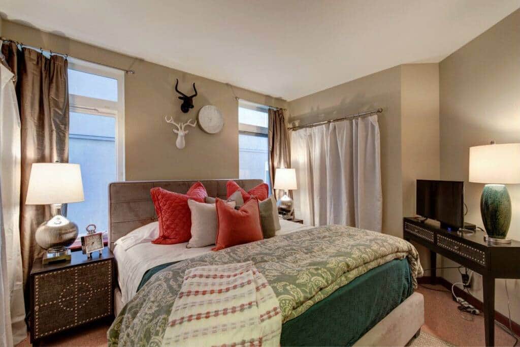 Quiet master bedroom with king sized bed!