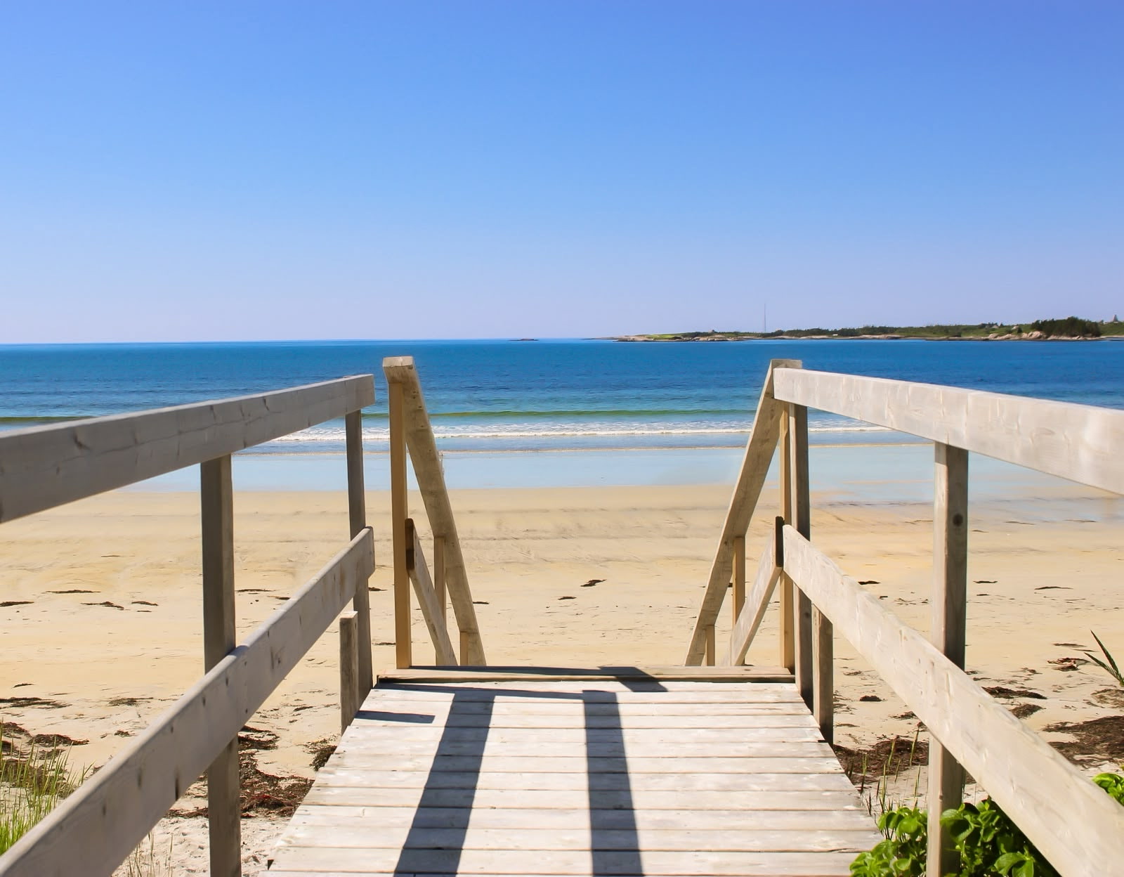 Cozy Oceanfront Cottage · 2 Bedrooms · Views Ocean