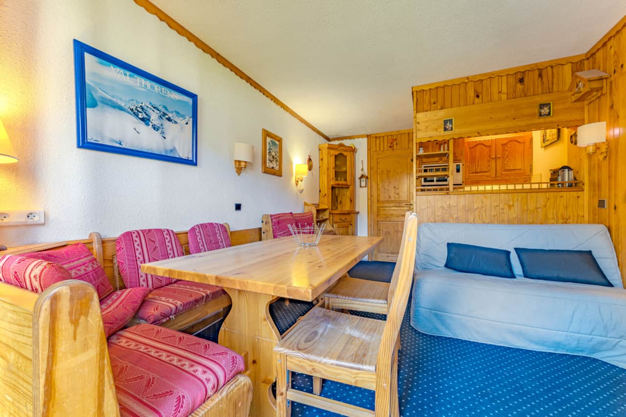 Coin repas et couchage dans le séjour — Charming Machu, Val Thorens