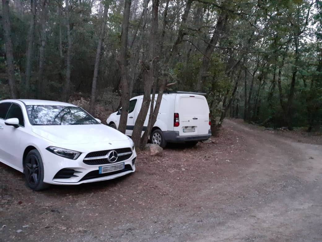 Les 2 emplacements à gauche de l'entrée du site par la voie forestière menant au bastidon