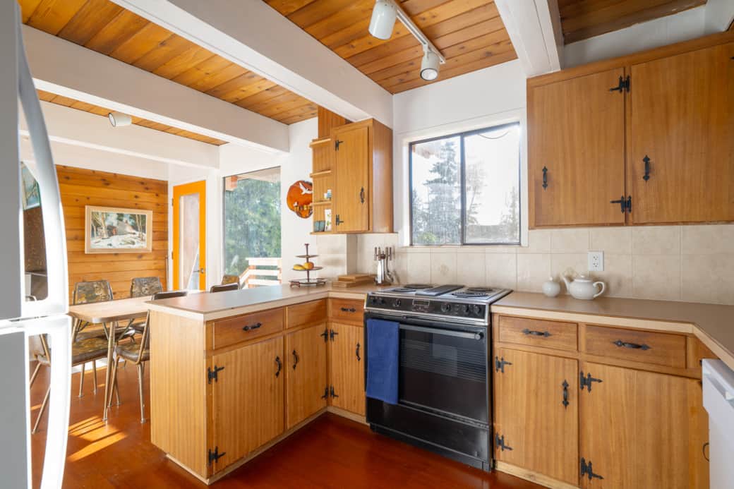 Sproatl Lake cabin rental kitchen 