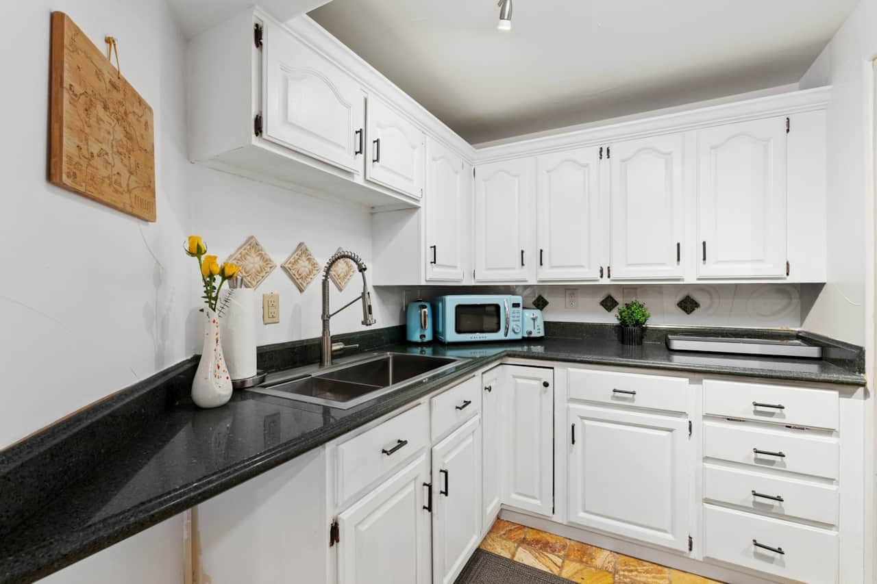 Kitchenette — full fridge, cooktop, oven, retro turquoise style