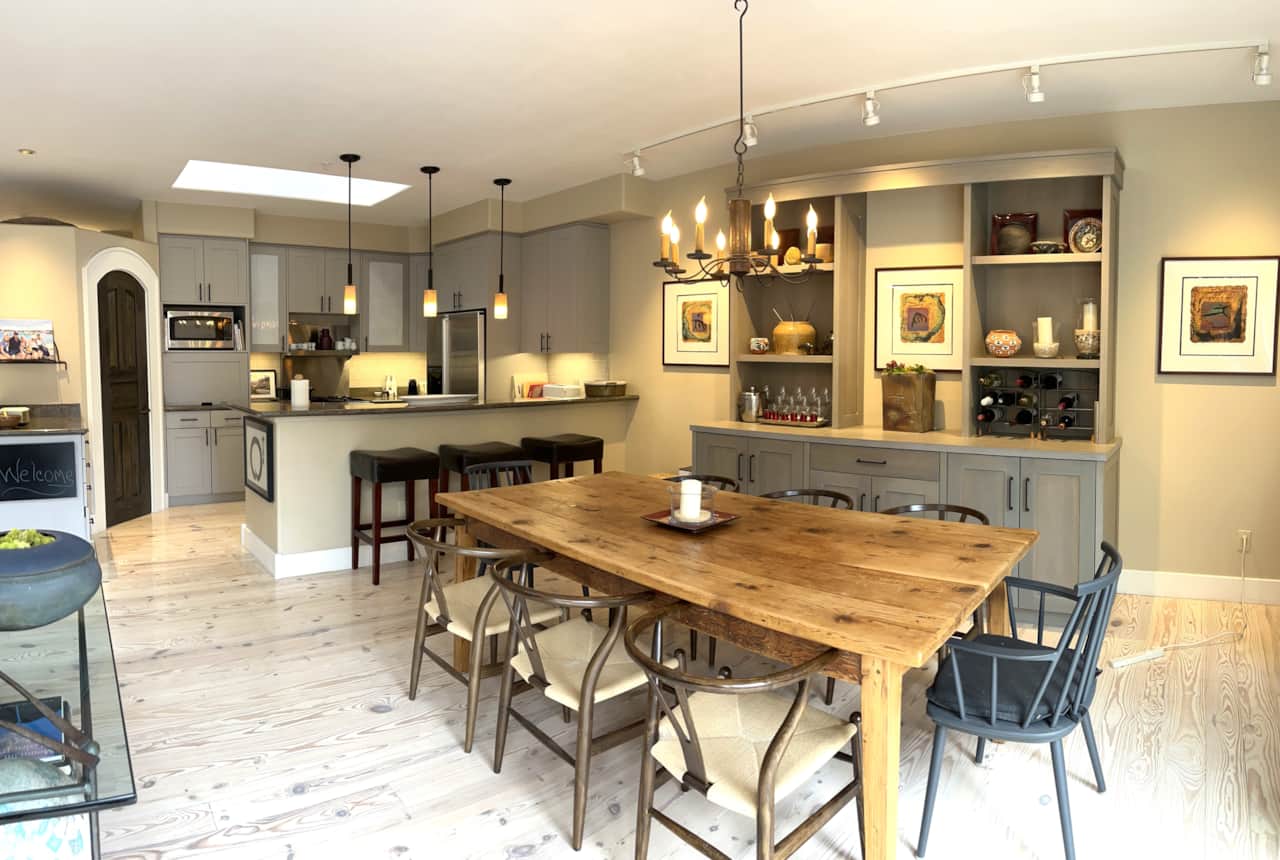 Dining area with comfortable seating for 6 guests + additional seating at breakfast bar