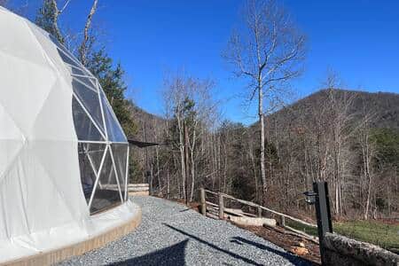 The blue skies of the mountains are extra beautiful in the glampsites tiny valley