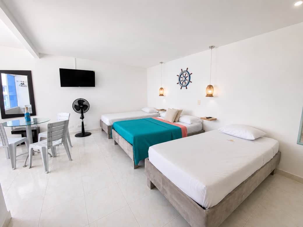 Apartamento de un ambiente con una cama doble y dos camas sencillas. Aire acondicionado. Apartamento de un ambiente con una cama doble y dos camas sencillas. Aire acondicionado.