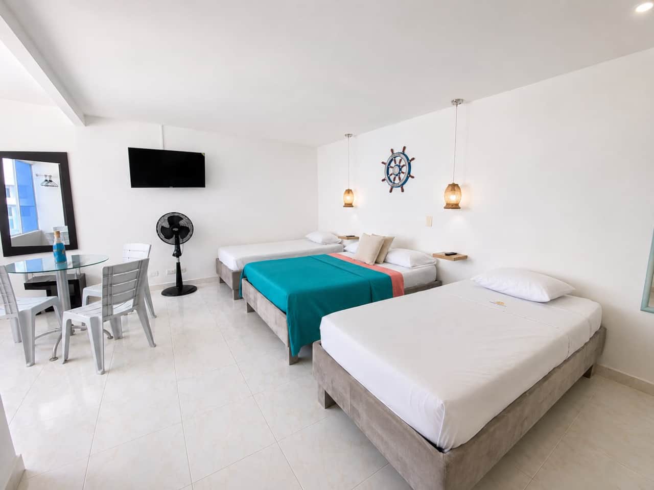 Apartamento de un ambiente con una cama doble y dos camas sencillas. Aire acondicionado.