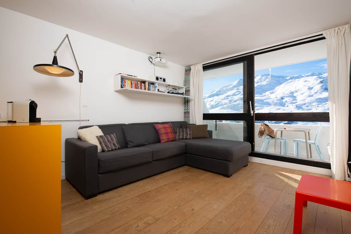 A contemporary studio in a desirable location ideal for a ski holiday in Les Menuires. Well equipped kitchen, close to ski school, shops and amenities.
