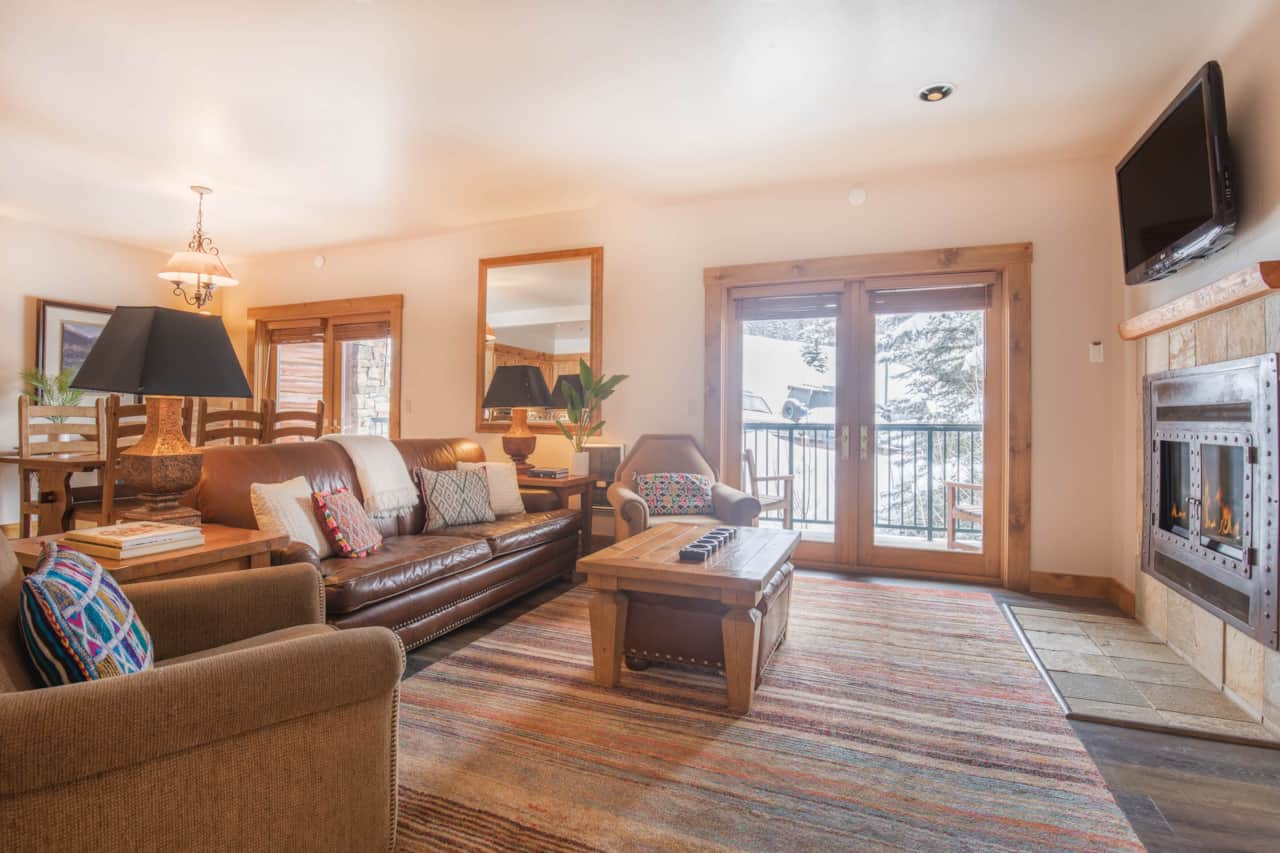 Living room w/ gas fireplace
