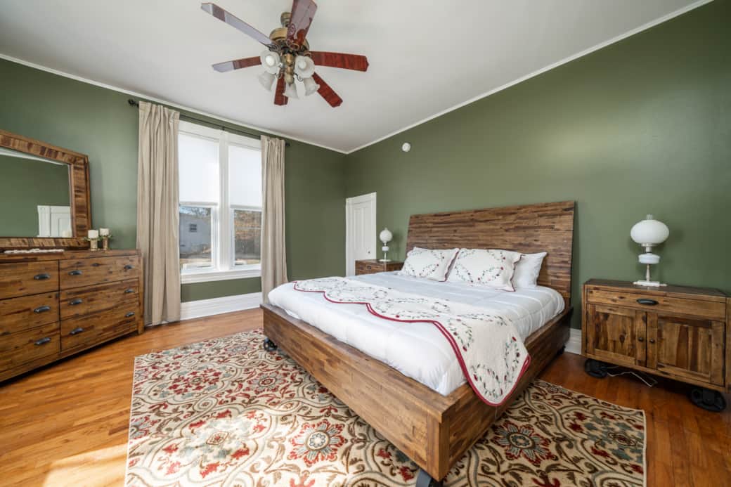 Main floor, bedroom 1 - king size bed