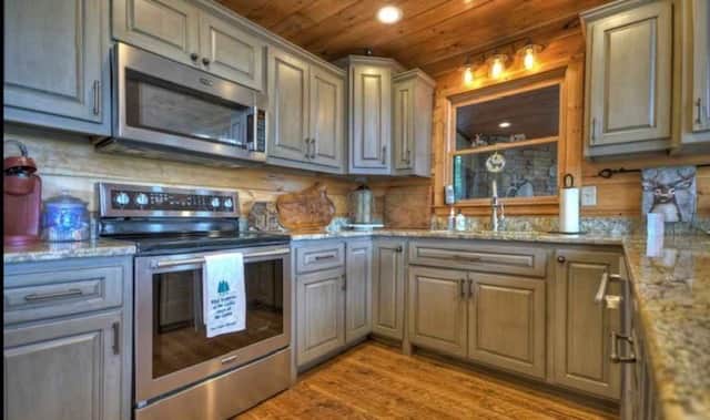 Newly renovated kitchen, fully stocked!