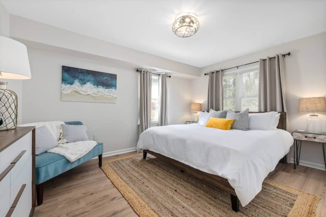 Use the reading lamps to set a more intimate mood during the evening on a king-size bed. Use the reading lamps to set a more intimate mood during the evening on a king-size bed.