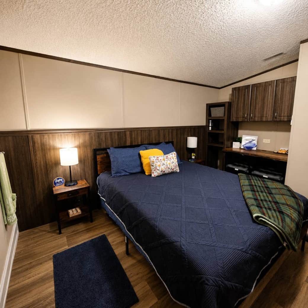 Hotel Style Room with Queen Bed Hotel Style Room with Queen Bed