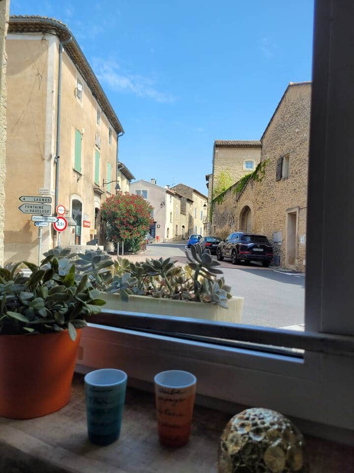 Fenêtre vue village parking proximité immédiate Fenêtre vue village parking proximité immédiate