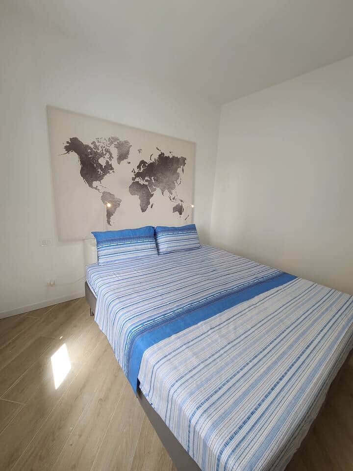 Camera principale con letto matrimoniale e stile moderno, ispirata ai viaggi