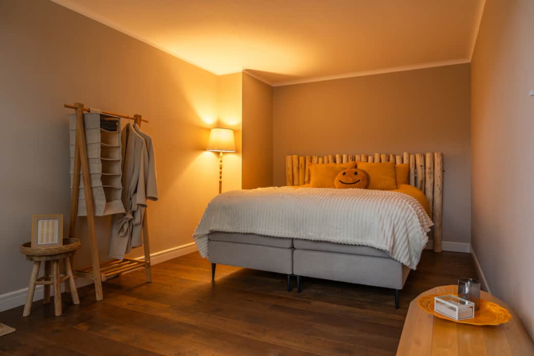 Sfeervolle slaapkamer met warm licht en natuurlijke tinten