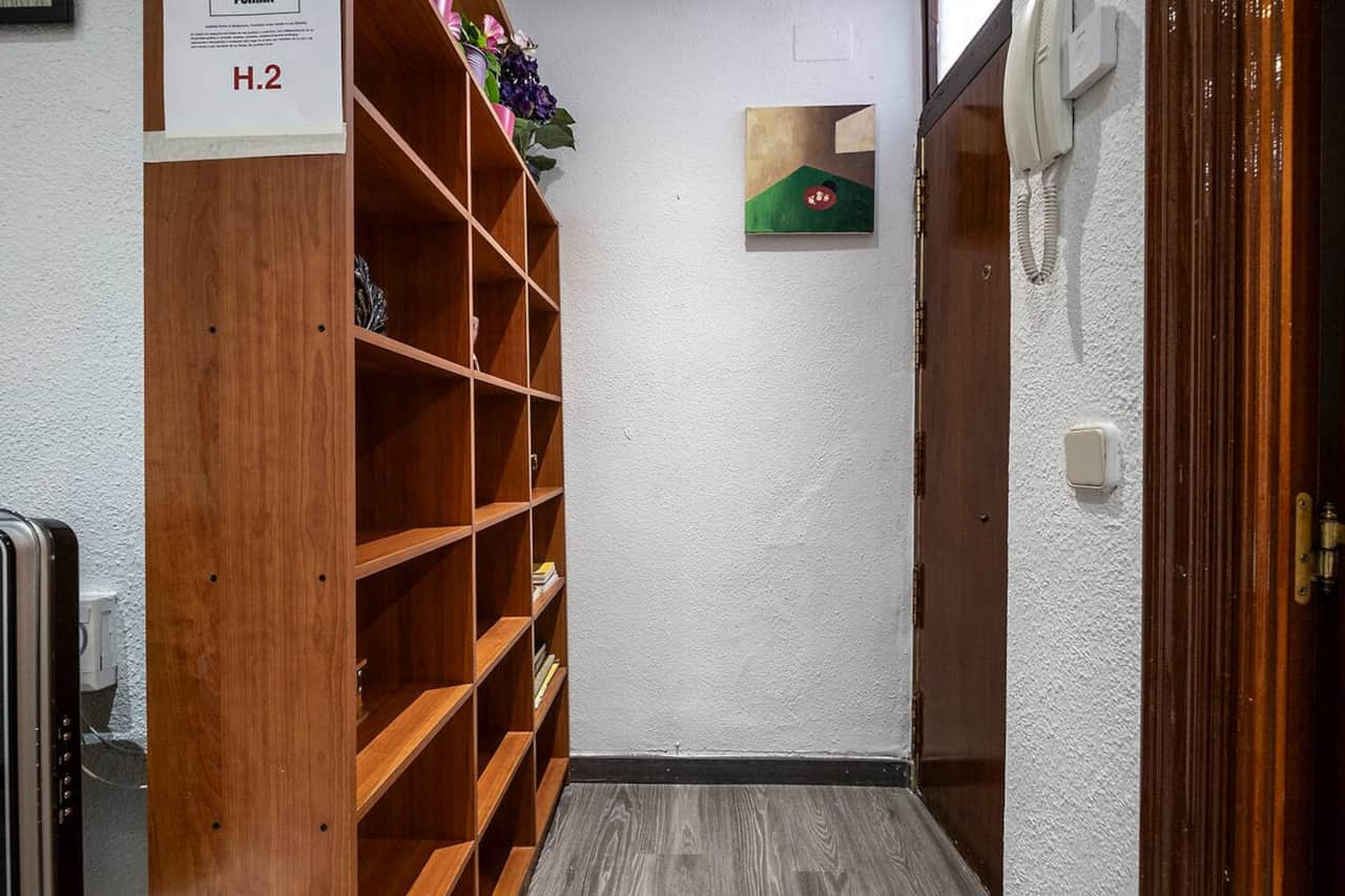 Recibidor con estantería y acceso a las habitaciones