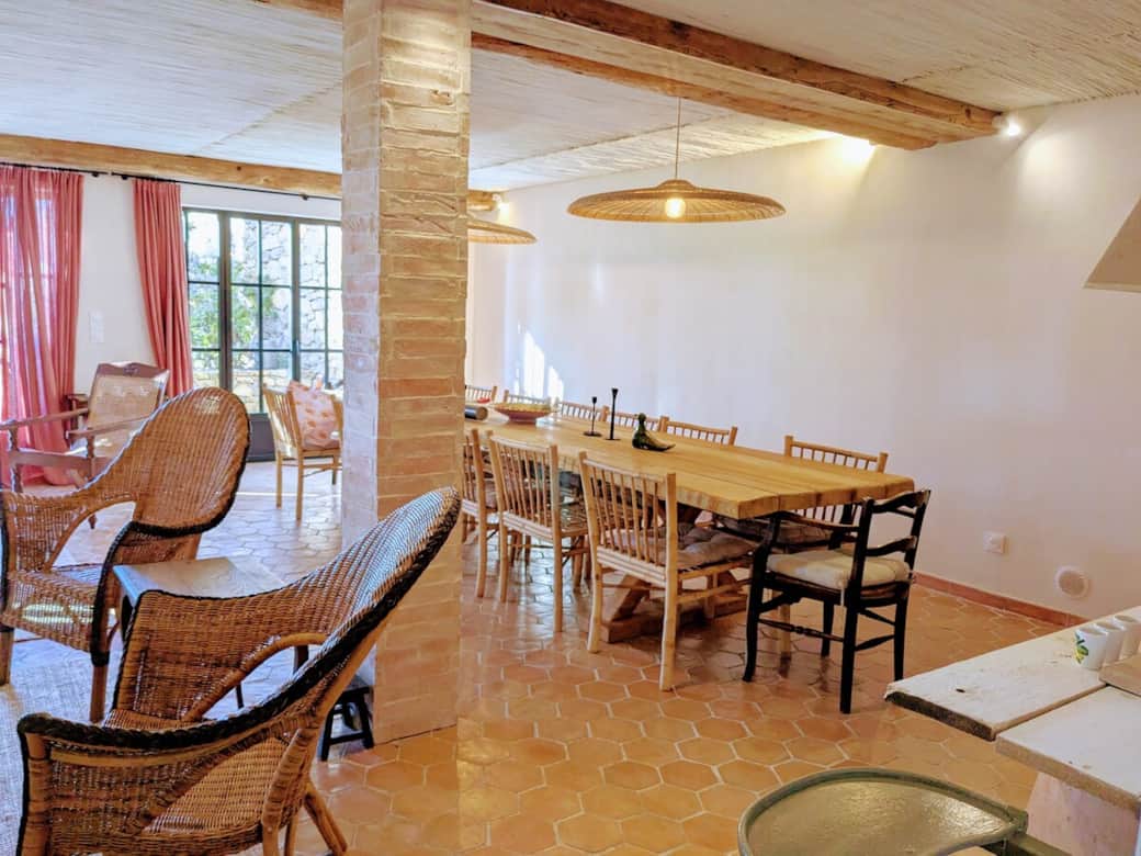 Salle à manger pour 14 personnes, Rez de jardin.
Deux grandes baies vitrées.