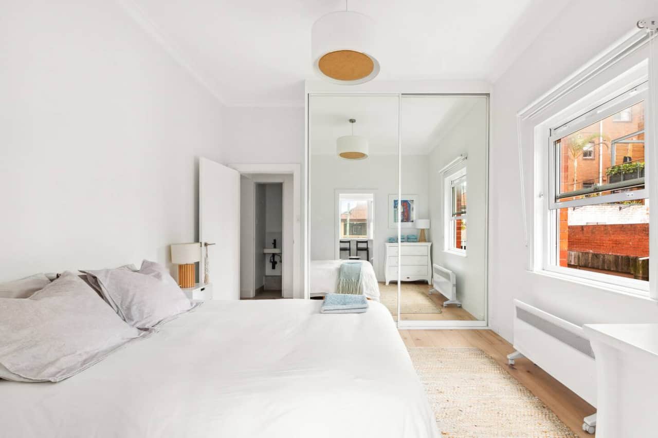  Queen bed with Closet and plenty of storage for your clothes & suitcases

 #Glamarama #Tamarama #Bondi Beach #bronte  #coogee #bondi  #views #sea #beach