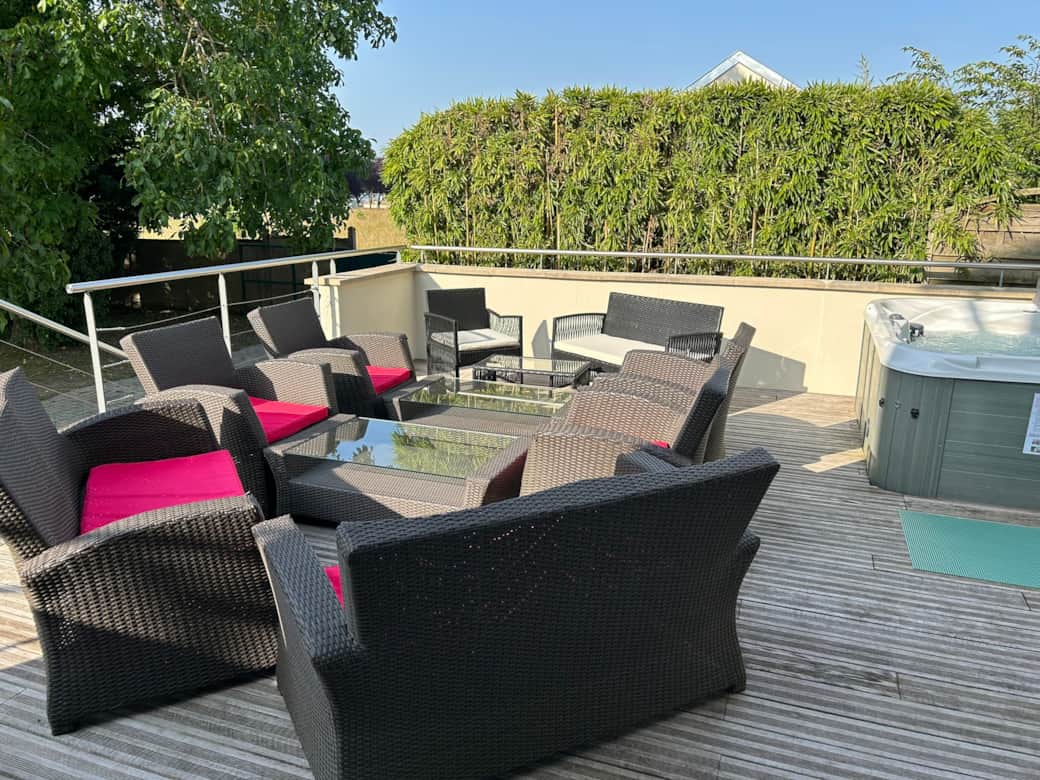 TERRASSE ensoleillée avec plancha pour vos repas en plein air
