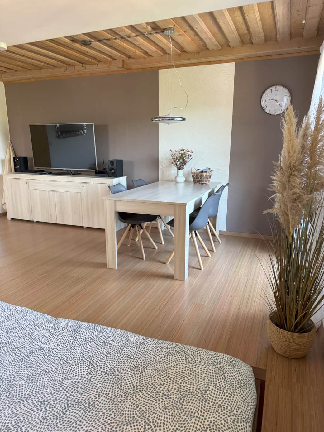 Wohnzimmer, Essbereich und Fernseher, HiFi, Stauraum im Sideboard
