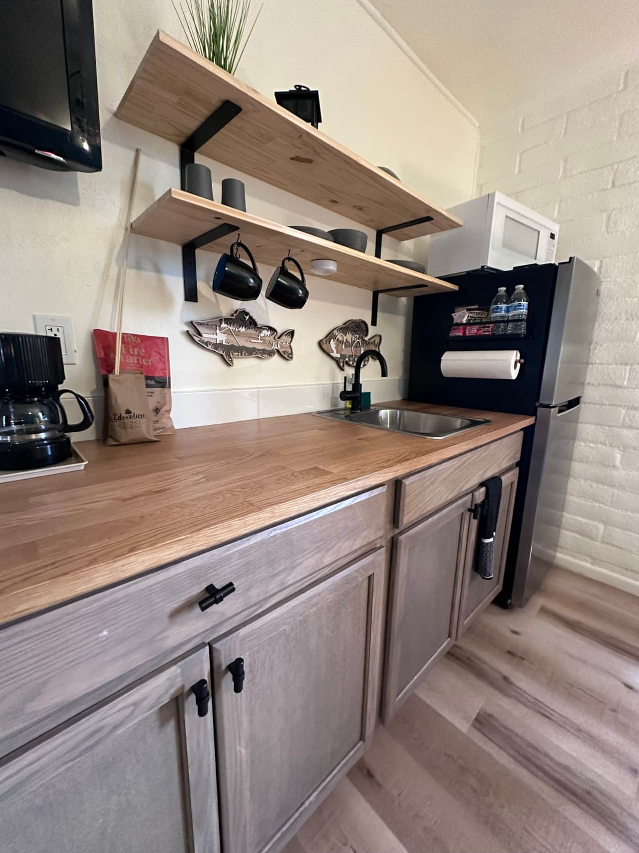 Kitchenette w/ fridge, microwave & coffeemaker