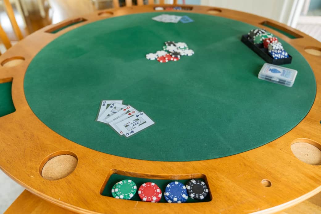 Lift the top for an authentic poker night!