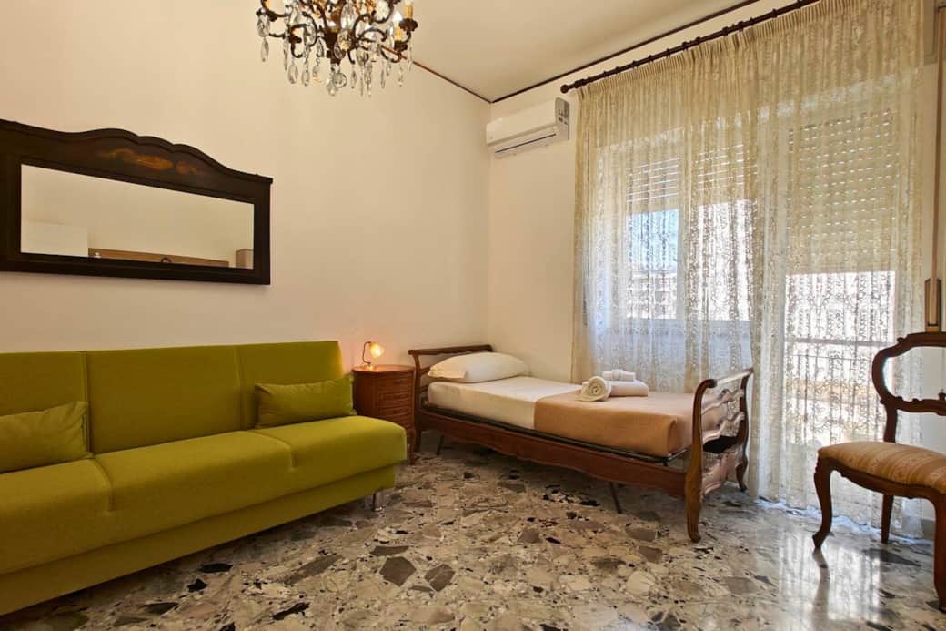 Arredi tradizionali, decorazioni uniche e un ambiente autentico nel cuore di Siracusa.