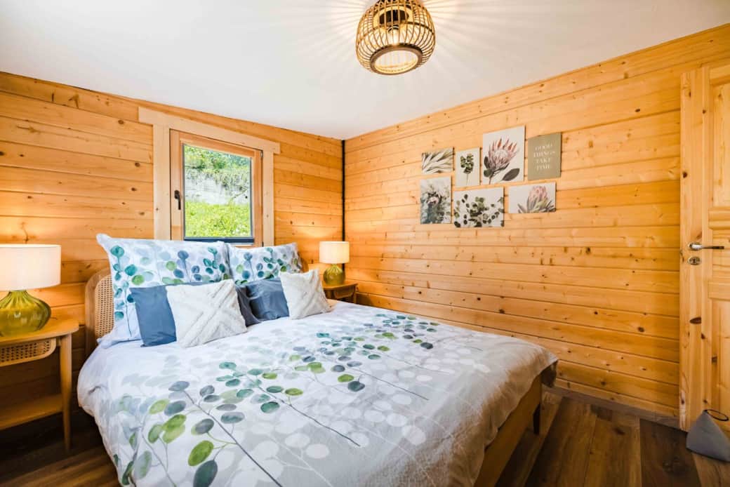 Cosy master bedroom with wooden walls and nature décor in Chalet Oz Cosy master bedroom with wooden walls and nature décor in Chalet Oz