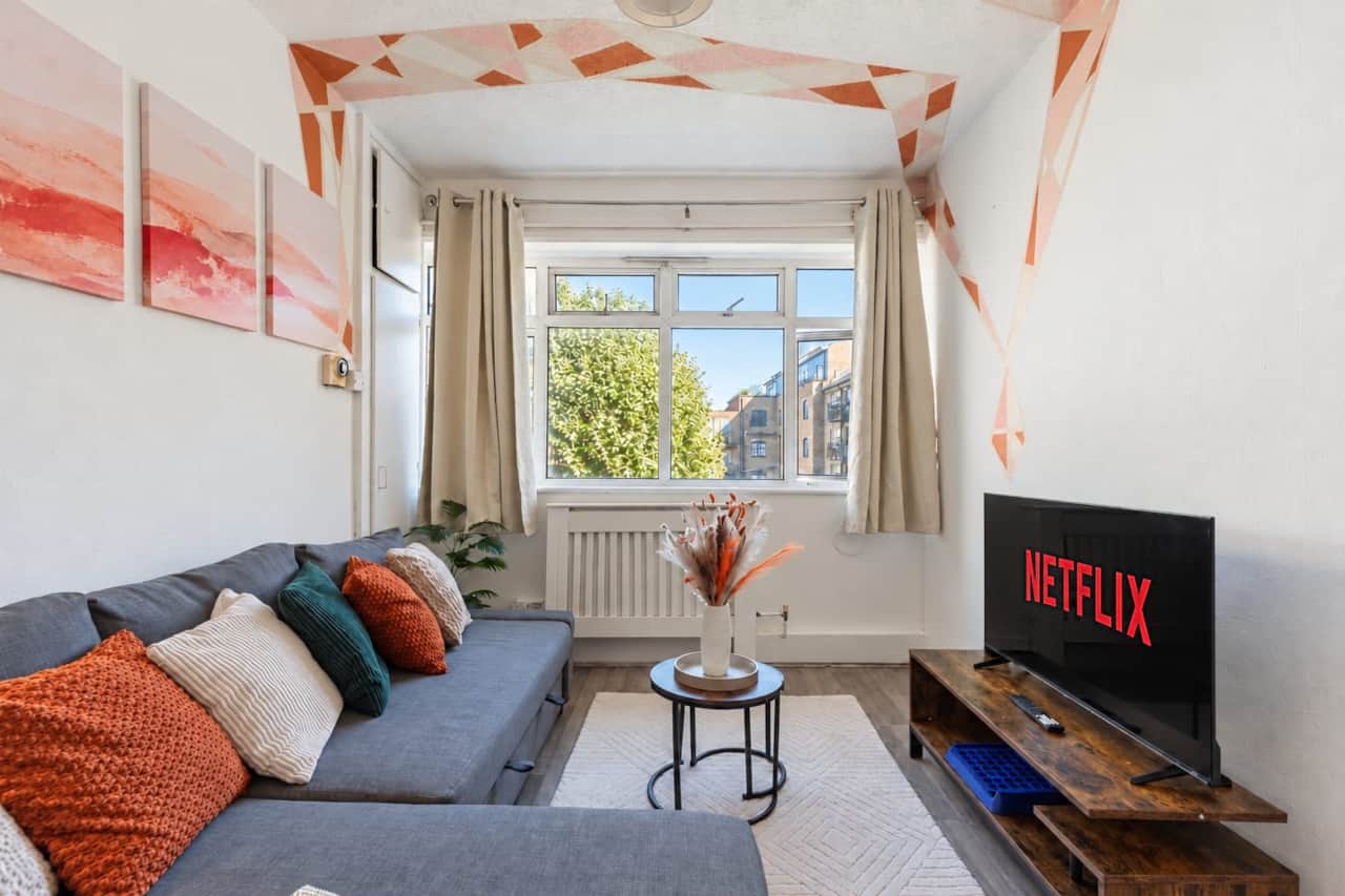 Bright living room with a comfy corner sofa, smart TV with Netflix and lots of natural light.
