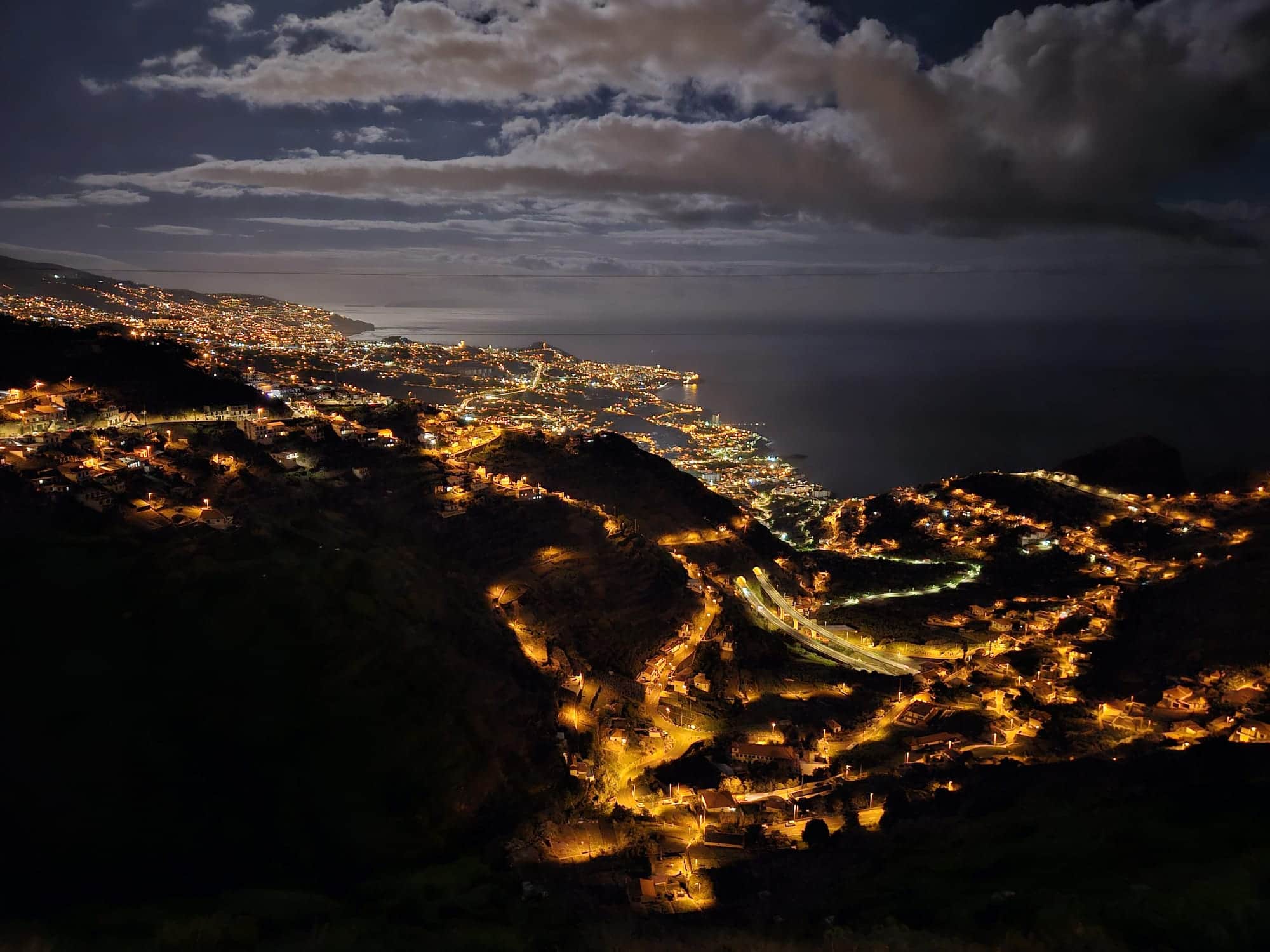 Aussicht auf Funchal bei Nacht