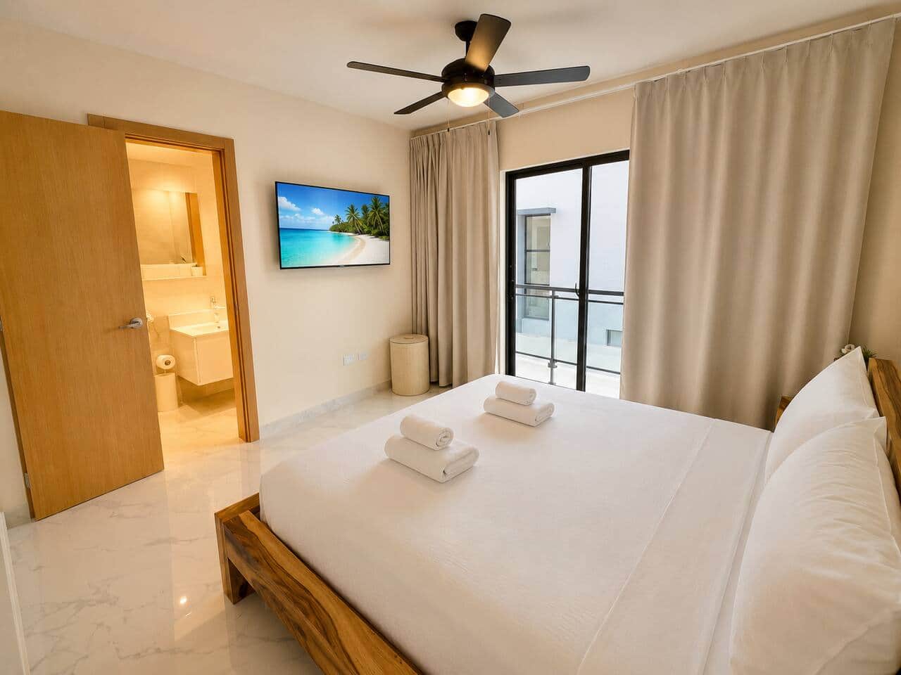 Elegant bedroom with a nearby bathroom, TV, and all the details needed for a perfect and pleasant stay.