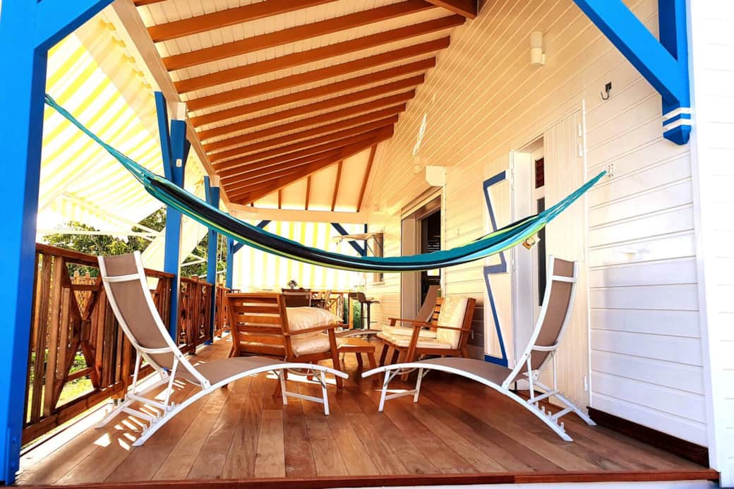 La grande terrasse de 38 m2 aménagée pour le farniente : une très grande table avec 8 chaises confortables avec accoudoir ; un salon de hardin; 3 chaises longues , 3 hamacs ( un seul est fixé et visible mais les crochets sont fixés et les 2 prêts La grande terrasse de 38 m2 aménagée pour le farniente : une très grande table avec 8 chaises confortables avec accoudoir ; un salon de hardin; 3 chaises longues , 3 hamacs ( un seul est fixé et visible mais les crochets sont fixés et les 2 prêts