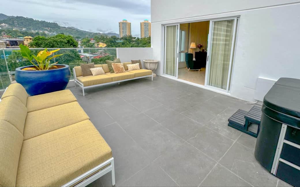 OUTDOOR LOUNGING SPACE