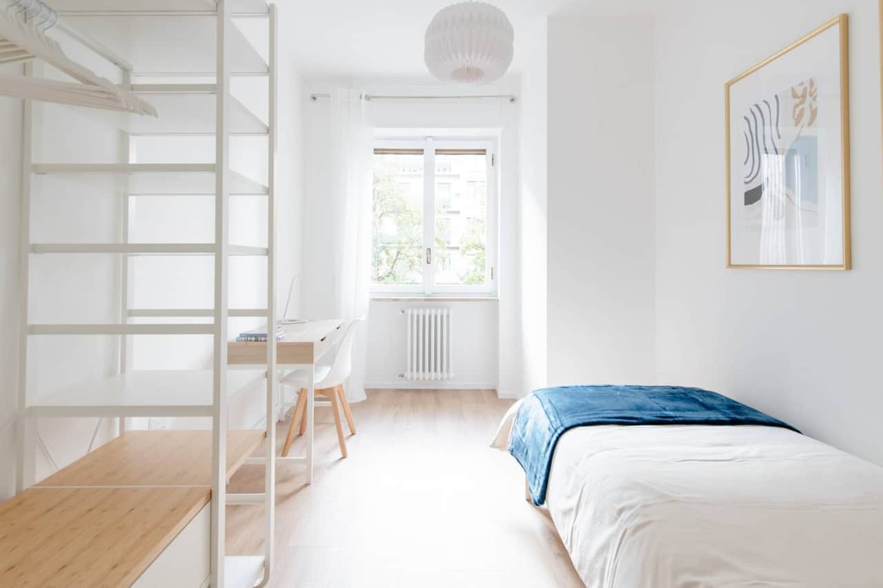 Single bedroom with a convenient desk to work, with an Ethernet connection for those who want reliable and fast connection.  Nice window with a beautiful view to mix business with pleasure!