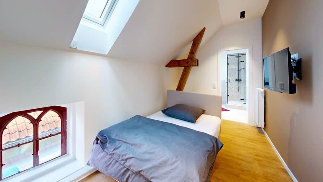 Gemütliches Schlafzimmer mit Doppelbett in Apartment 11