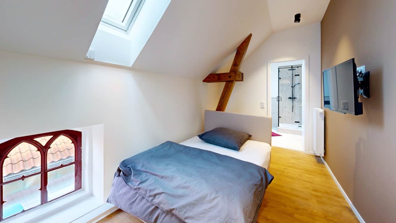 Gemütliches Schlafzimmer mit Doppelbett in Apartment 11