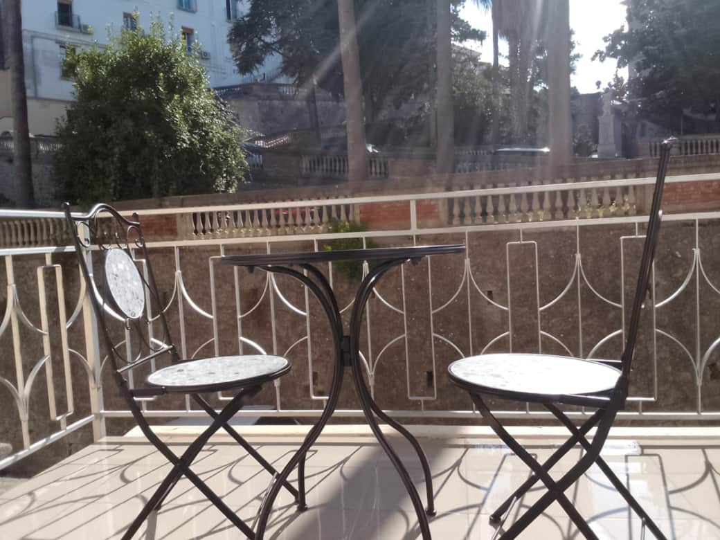 terrazzo che serve l'ingresso terrazzo che serve l'ingresso